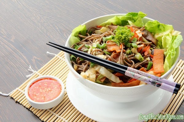 Mì trộn salad kiểu Thái